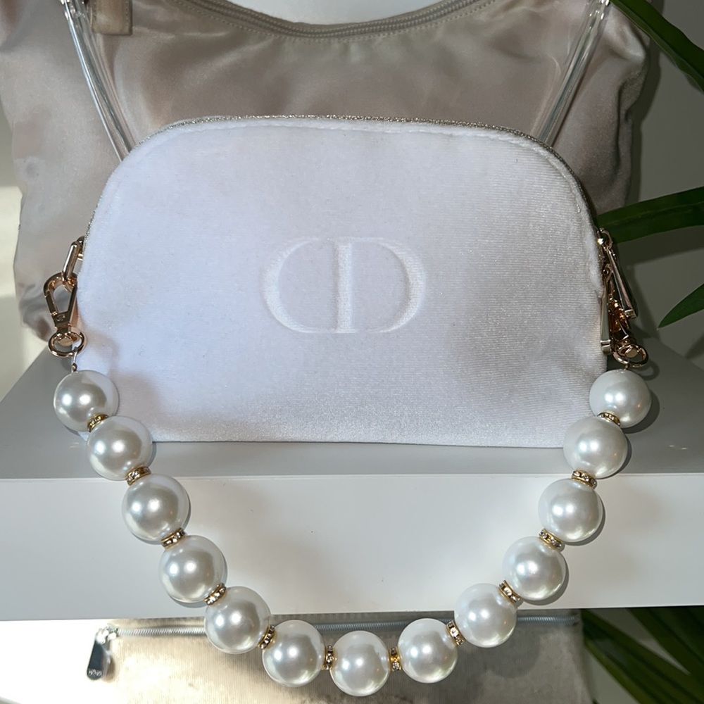 Dior White and Gold Cosmetic Case with Elegant Design - Picture 3 of 11